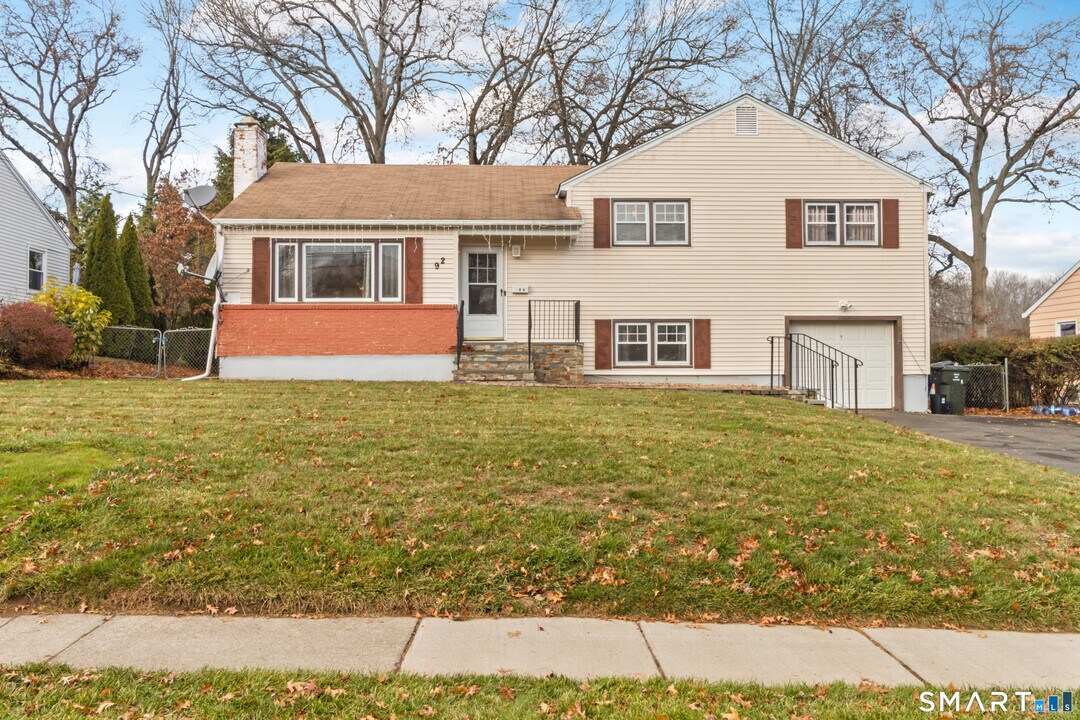 92 Hilldale Rd in West Hartford, CT - Building Photo