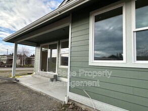 865 W Hendrickson Rd in Sequim, WA - Building Photo - Building Photo