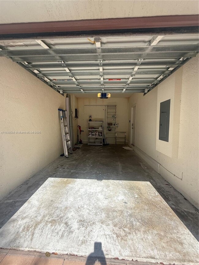 10120 W 32nd Ln in Hialeah, FL - Building Photo - Building Photo