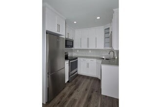 105 Lincoln Ave in Sayville, NY - Foto de edificio - Building Photo