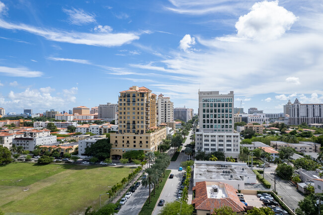 The Ponce de Leon in Coral Gables, FL - Foto de edificio - Building Photo