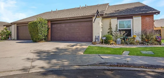 property at 2362 Iroquois Ave