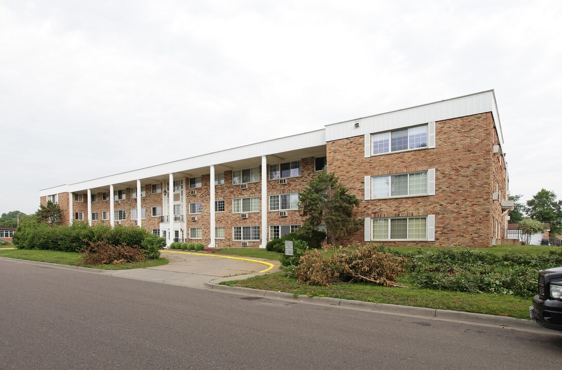 White Gate Manor in St. Louis Park, MN - Building Photo