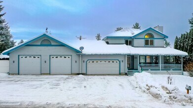1093 E Loch Haven Dr in Hayden, ID - Building Photo - Building Photo