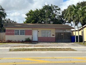 2140 N 56th Ave in Hollywood, FL - Building Photo - Building Photo