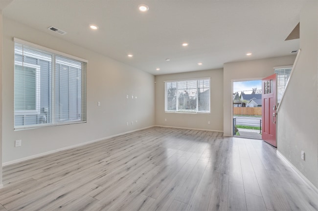 31547 NW North Ave in North Plains, OR - Foto de edificio - Building Photo