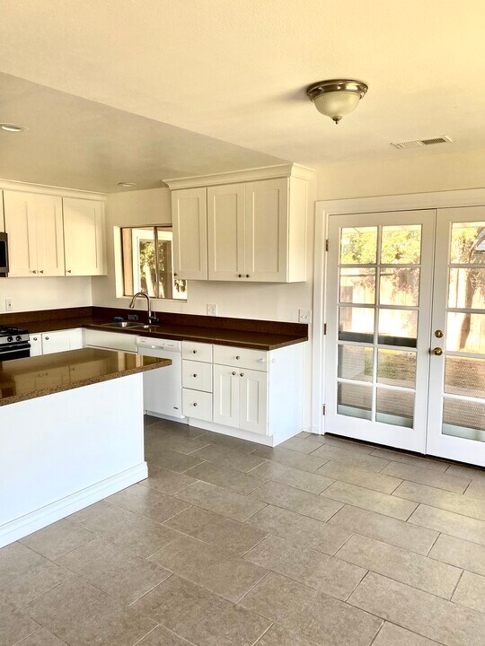 1580 Caraway Dr, Unit A in Costa Mesa, CA - Building Photo