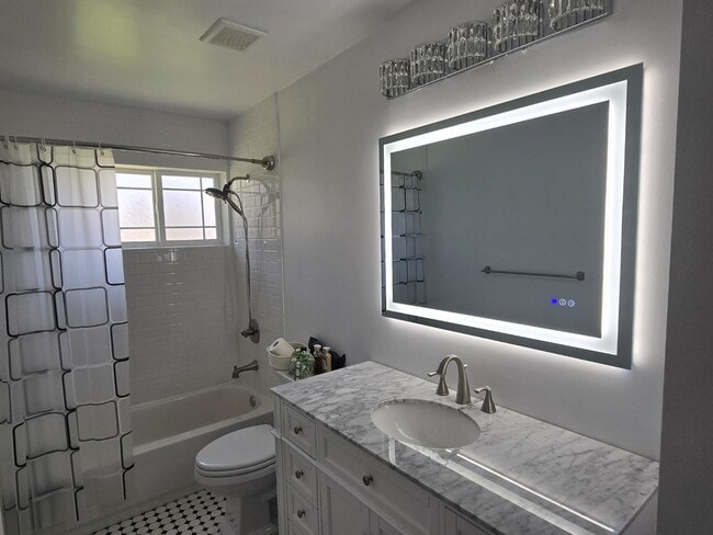 property at 1916 W Cambridge Ave