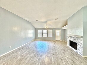 15807 Pilgrim Hall Dr in Friendswood, TX - Foto de edificio - Building Photo