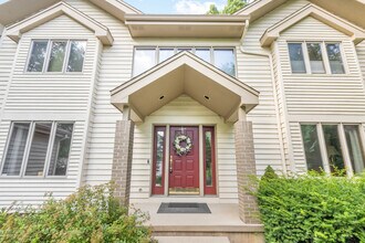 7126 New Washburn Way in Madison, WI - Foto de edificio - Building Photo