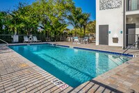 Solle Apartments in Sarasota, FL - Building Photo - Building Photo