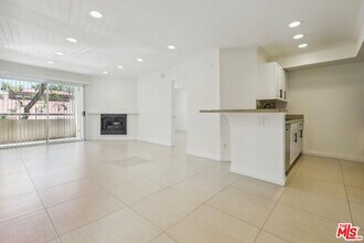 5535 Canoga Ave in Los Angeles, CA - Building Photo - Building Photo