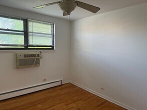 1600 W Jarvis Ave in Chicago, IL - Building Photo - Building Photo