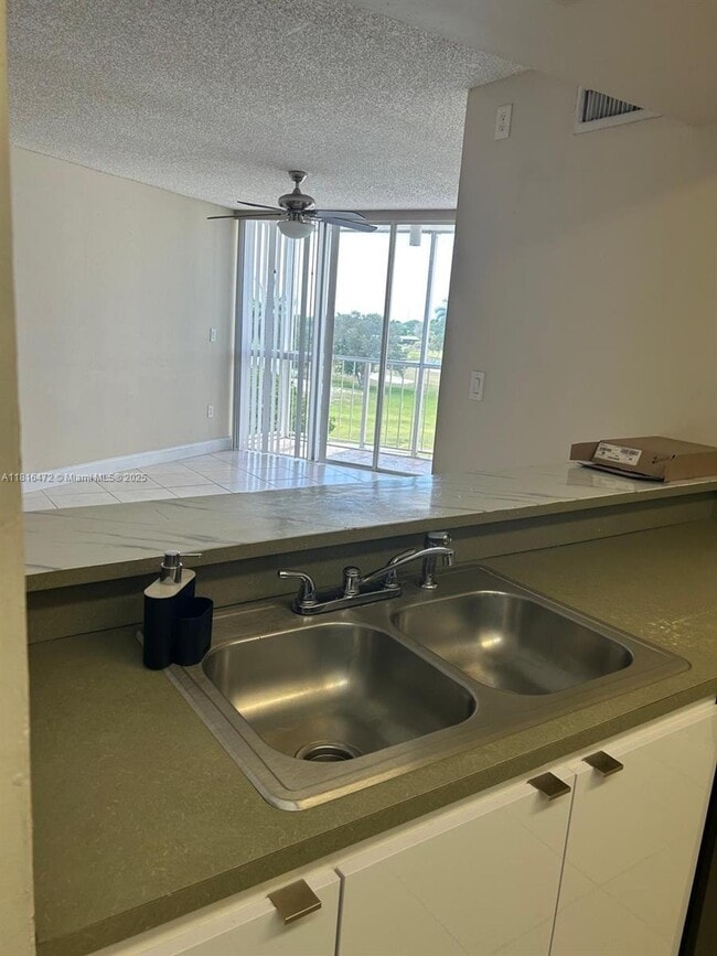 6955 NW 186th St, Unit F505 in Hialeah, FL - Building Photo - Building Photo