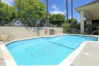 Costa Mesa Village Apartments in Costa Mesa, CA - Foto de edificio - Building Photo