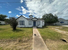 10715 Hillman Dr in Dickinson, TX - Building Photo