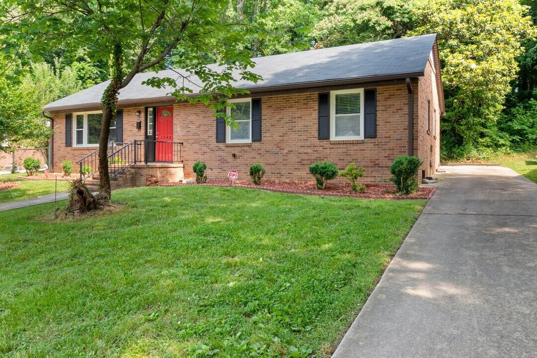 2343 Kaywood Ln in Winston-Salem, NC - Building Photo