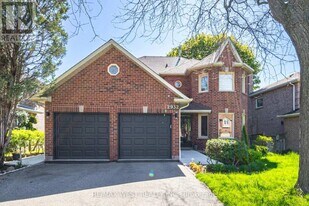 2932 Redbud Ave in Oakville, ON - Building Photo
