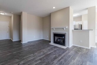 Highlands of Montour Run Apartment Homes in Coraopolis, PA - Building Photo - Building Photo