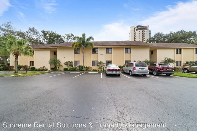 7115 Lakeridge Ct-Unit -#110 in Ft. Myers, FL - Foto de edificio - Building Photo