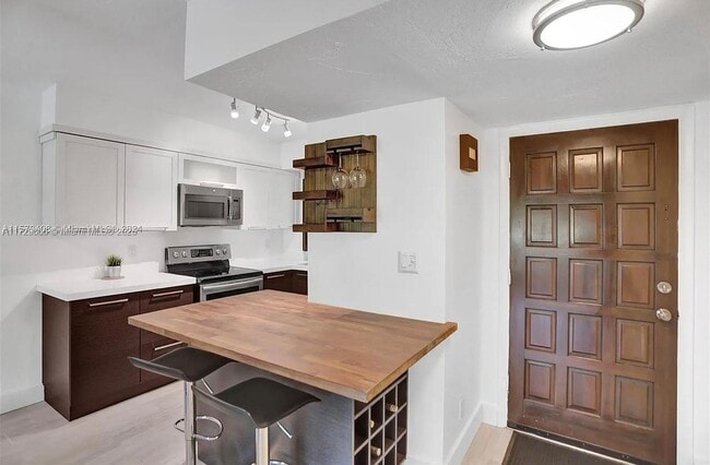 6060 S Falls Cir Dr-Unit -205 in Lauderhill, FL - Building Photo - Building Photo