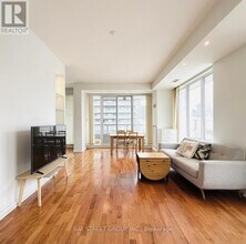 111 Elizabeth St in Toronto, ON - Building Photo - Building Photo