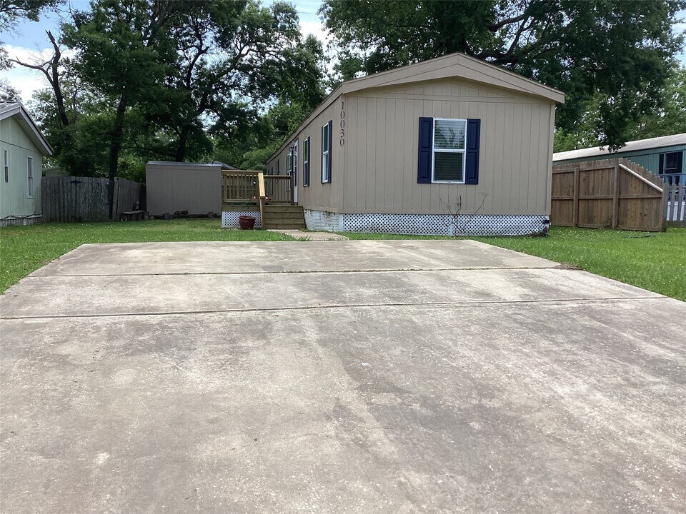 10030 Cedar Landing Dr in Baytown, TX - Building Photo