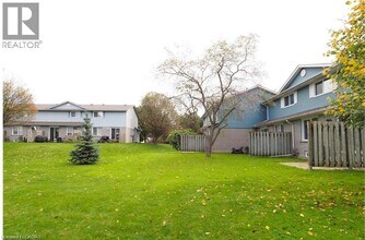 455 Kingscourt Dr in Waterloo, ON - Building Photo - Building Photo