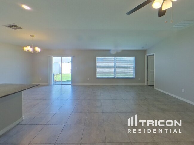 1615 Broad Winged Hawk Dr in Ruskin, FL - Building Photo - Building Photo
