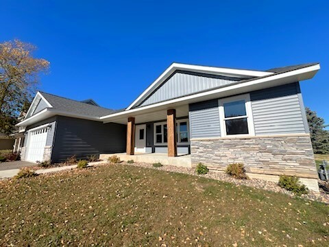 2105 Rushmore Dr in River Falls, WI - Foto de edificio - Building Photo