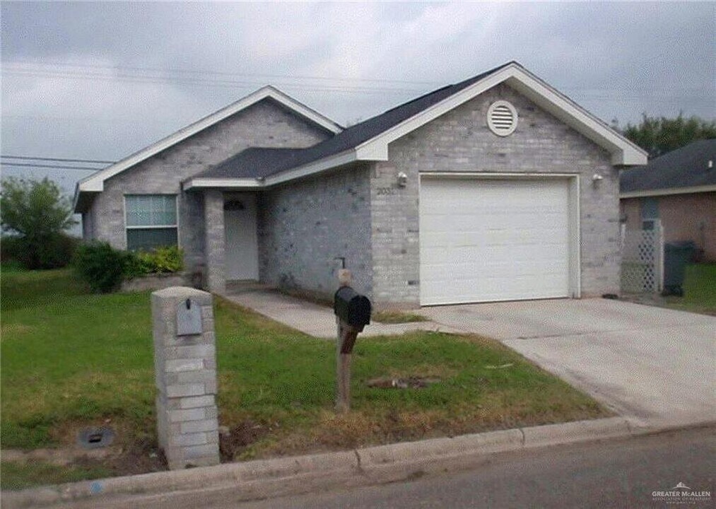3 Lake View Dr in Mission, TX - Building Photo