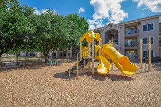 Avonmora Apartments in Austin, TX - Foto de edificio - Building Photo