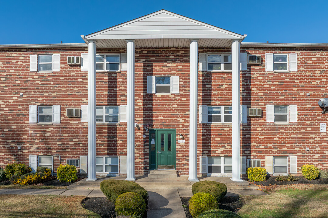 Bucks Crossings in Bensalem, PA - Building Photo