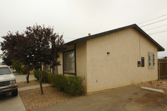 15766 Sequoia Ave in Hesperia, CA - Building Photo - Building Photo