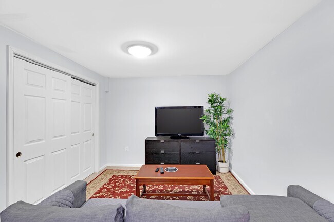 7109 Layton Dr, Unit 1 in Springfield, VA - Foto de edificio - Building Photo