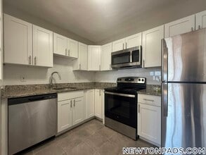 264 Grove St, Unit 8 in Newton, MA - Foto de edificio - Building Photo