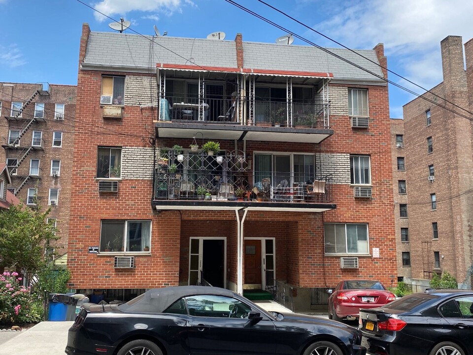 6575-6577 Booth St in Rego Park, NY - Building Photo