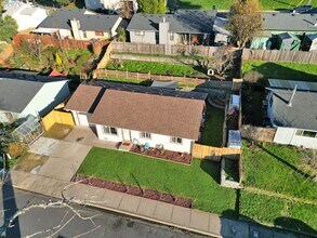 1336 S 7th St in Cottage Grove, OR - Building Photo - Building Photo