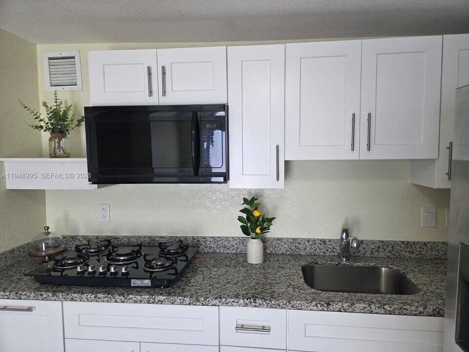 367 W 33rd St in Hialeah, FL - Building Photo