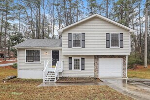 6207 Radford Dr in Riverdale, GA - Building Photo
