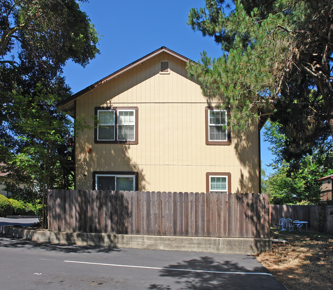 251 Pleasant Hill Ave in Sebastopol, CA - Building Photo - Building Photo