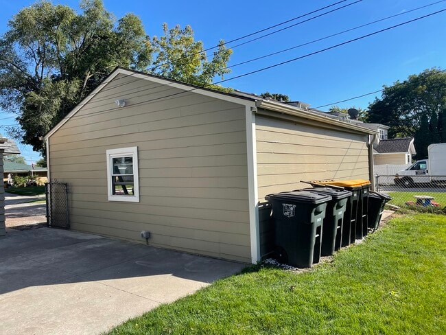2451 N 114th St, Unit Upper duplex unit in Wauwatosa, WI - Building Photo - Building Photo