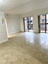 5249 NW 7th St, Unit 303 in Miami, FL - Building Photo