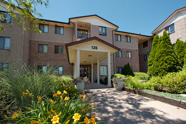 St. Augustine Place in St Catharines, ON - Building Photo