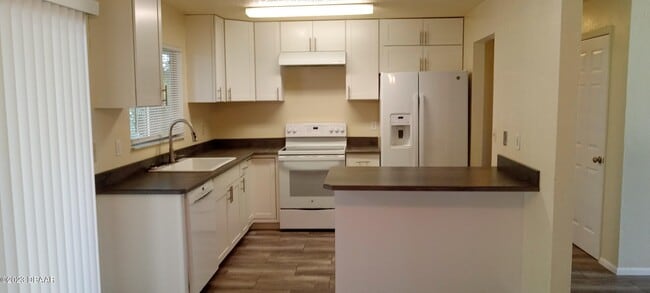 8 Castle Manor Dr in Ormond Beach, FL - Building Photo - Building Photo