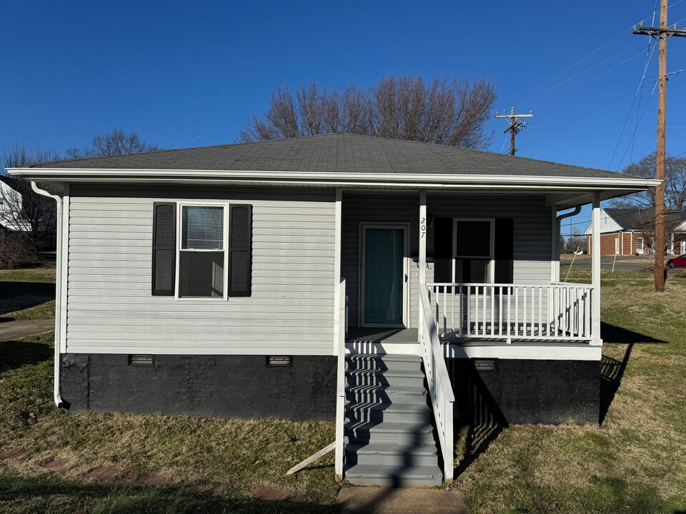 207 Brook St in Belmont, NC - Building Photo