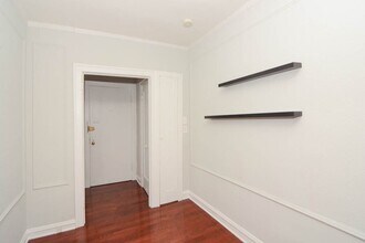 549.5 W Surf St in Chicago, IL - Building Photo - Building Photo