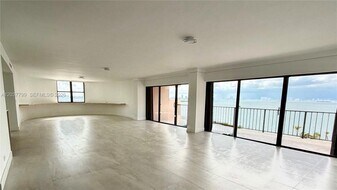 1800 NE 114th St in North Miami, FL - Building Photo