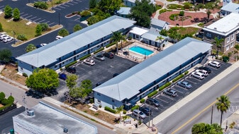 Regatta Royale Apartments in Palmetto, FL - Building Photo