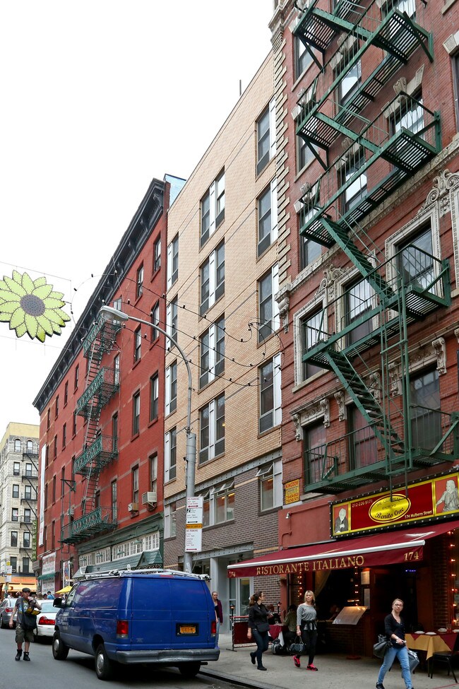 176 Mulberry St in New York, NY - Building Photo - Building Photo